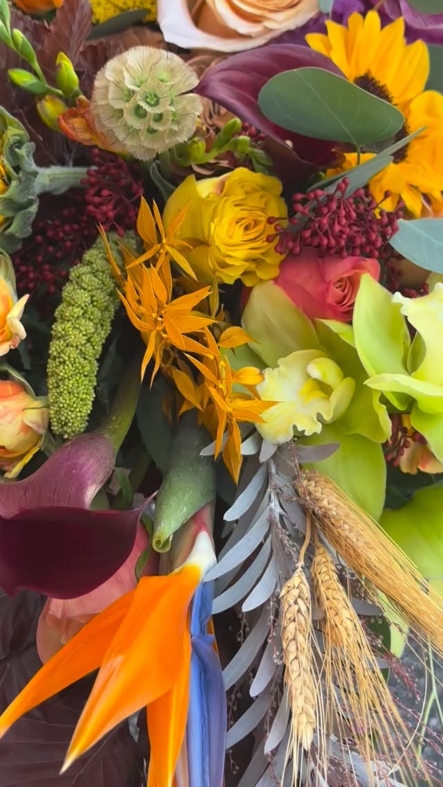 As a small family business we would like to wish all our clients, vendors and suppliers a very HAPPY THANKSGIVING🍁 🦃 🍂
Working with you all is what makes our lives bl🌼🌼m and for that we are extremely grateful.
#designsbydarenda #flowers #flowerstagram #freshflowers #centerpieces #smallbuisness #familybusiness #grateful #gratitude #happythanksgivng