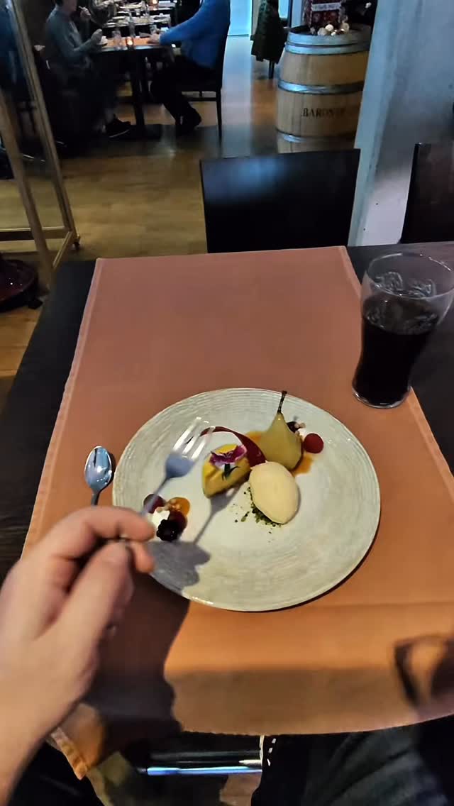 „Schmecken, ohne zu sehen. Fühlen, ohne zu wissen. 🍽️✨
Das erste PIER 6 DUNKELDINNER – ein Erlebnis, das deine Sinne auf die Probe stellt. Limited Spots!
Mystery Menü für 49€ pro Person. Alle Infos auf www.pier6.de
#Dunkeldinner #Pier6 #SinneErleben BlindTasting“