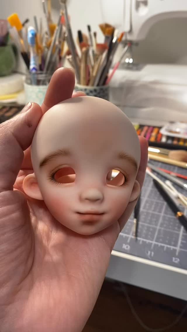 Face-up session for Sophie head, she is coming out pretty sweet, I’m very pleased with her cute innocent smile. I’m printing the body parts right now, but before being able to show those I need to be sure they don’t need adjustments. More updates soon, meanwhile check the website, halfway through Bunny preorder! #lindamacariodolls #bjddoll #artdoll #resinbjd #dollmaking #bjdfaceupartist faceup