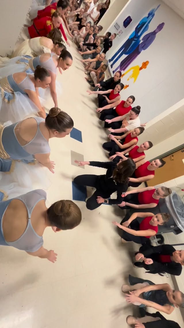 A glimpse at what backstage looks before an HMD ballet ๐๐ฅฐ๐๐ฉฐ๐ชฉ