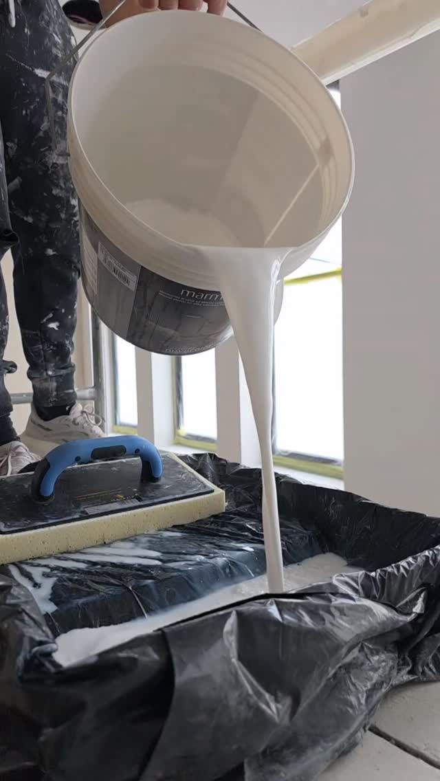 Connects the physical smoothness of walls in a living or workspace to a sense of calm, ease,or satisfaction in one's daily life. 🏘🏠
#london #kensington #luxuryhomes