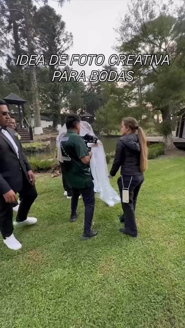 🌹 Las bodas son efímeras, pero los recuerdos pueden ser eternos. Brayan Arreola y Leslie de Arreola, dos fotógrafos internacionales apasionados, están aquí para hacer que tu día sea inolvidable. Brayan, el pionero de las temáticas emocionales de bodas en Guatemala, se ha dedicado a capturar emociones auténticas. Cada imagen y video que creamos tiene el poder de transportarte de nuevo a ese día especial, incluso años después. Así es como preservamos el amor en forma de arte cinematográfico. 📸🎬💖 #AmorArtístico #weddingguatemala #wedinguatemala #weddinguatemala #wedinguatemala🇬🇹 #bodasguate #bodasguatemala #bodasguatemalatoday
Un video épico y cinematográfico de tu boda, que tal? Algo que casi nadie tiene en ese día especial, producido por Brayan y Leslie @brayanarreolaart3.0 @brayanarreolaart con equipo @canonusa @canoncentroamerica @canon_photos_ micrófonos @hollyland.latam @manfrottoimaginemore y equipo @neewer @neewerofficial y lentes @sigmaphoto