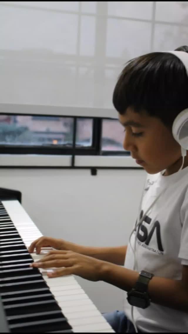 Descubre un mundo donde cada tecla abre nuevas posibilidades. 🎹✨
En las clases de piano de Art Club, los estudiantes aprenden a leer partituras, combinar ritmos, tocar escalas y acordes, mientras desarrollan coordinación, memoria y concentración.
Cada melodía es una oportunidad para expresar emociones, experimentar con distintos estilos y comenzar a crear composiciones propias. 💛🎶
Inscríbete hoy y deja que la música transforme cada nota en un aprendizaje único. 🎹💫
Contáctanos y reserva el cupo de tu hijo 3118617584 y visita nuestra página web haciendo clic en el enlace de la bio.