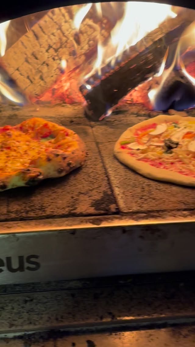Who wants to come down to @creativejuicesbrewingcompany tonight and have some of our freshly made pizzas? We will be serving from 5pm. Takeaway boxes available so please support local this festive season. #woodysfiredpizza #streetfood #pizza #pizzalover #weddingfoodtruck #eatlocal #weddingfood #neopolitanpizza