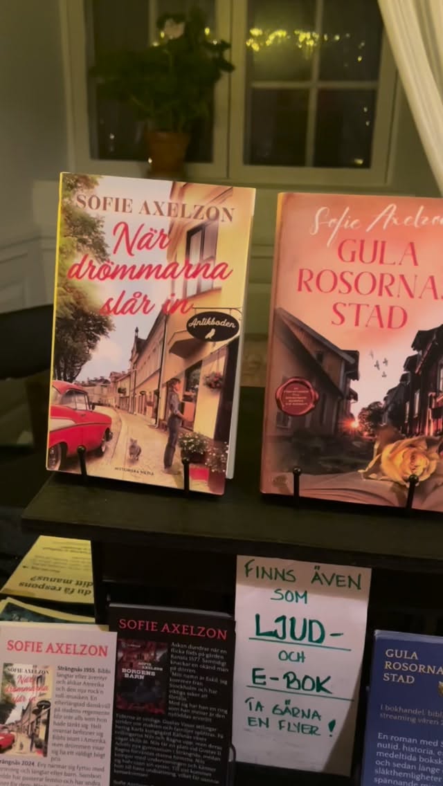 Julerbjudandet pågår fortfarande och några julmarknader är kvar, se nedan. Hoppas vi ses! 🎁🎅🏼
Under hela december tänker jag dela ut en julklapp till alla som köper tre inbundna exemplar av någon av dessa (blanda fritt):
📍Borgens barn
📍När drömmarna slår in
📍Gula rosornas stad
Julklappen som givetvis är inslagen och redo att tas med till julklappsbyten eller julklappsspel innehåller två inbundna böcker:
🎁 Bokbussen kommer vid midnatt
🎁 Bokfestivalen i Djupa skogen
Nu är det bara två julmarknader kvar:
13-14/12 Löfstad slott, Norrköping
(jag är där den 14/12)
13/12 Strängnäs julmarknad (där hittar ni mig!)
Alla julmarknader gör jag tillsammans med andra halvan i de ”Kreativa systrarna”: @atelje_carina
Vill du ta del av erbjudandet och få böckerna skickade? Hör av dig så löser vi det! 🎁
#julrea #julklapp #närdrömmarnaslårin #gularosornasstad #antikboden #borgensbarn #bokseriensläkten #bokbussenkommervidmidnatt #bokfestivalenidjupaskogen #biblioteketisidhäll #böckerföralla #böckerförbokälskare #stöttaenförfattare #juklappstips #gebortenbok #julklappsspel #strängnäshistoria #historiskamedia #bonnierförlagen