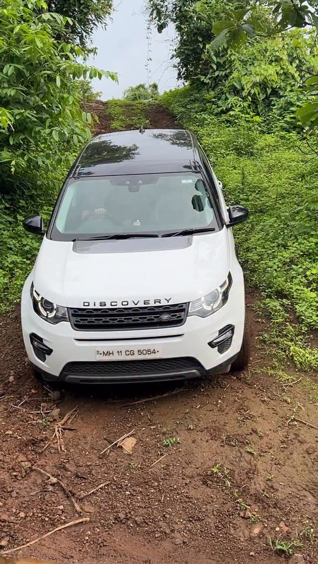 When approach angles are not in your favour, you need to be extremely careful choosing your lines. Our level 1 course teaches you just that and ofcourse how to make sure your brake traction control activates when needed.
#learnoffroad #offroadjunkie #landroverdiscovery