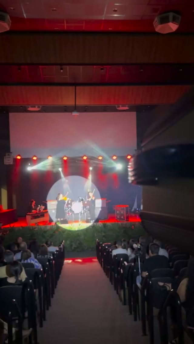 Noite de Formatura do Conservatório de Música Maestro Paulino! 🎶✨
Um evento marcado por talento, emoção e muita arte no palco.
🎤 Estrutura completa de som para valorizar cada apresentação dos formandos.
💡 Iluminação profissional destacando cada momento especial.
▫️Canhão seguidor para colocar os verdadeiros protagonistas em destaque.
⭐️ Ariel Som e Luzes - Som, luz e emoção para celebrar novos músicos.