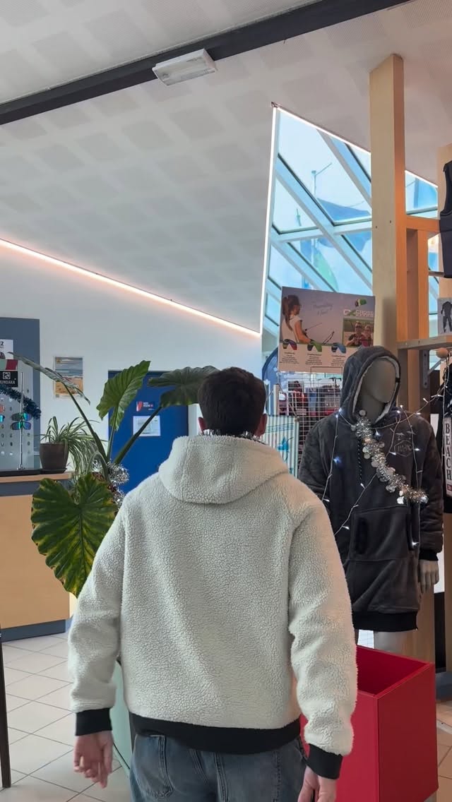 Noël surfe sur les bonnes affaires 🎅🏄♂️
Jusqu’à -15% sur une sélection d’articles pour des cadeaux qui sentent l’océan 🌊✨
➡️ Dépêche-toi, les meilleures vagues ne durent jamais longtemps !
Rdv à la base nautique :
- 11 avenue de l’estacade 85160
#NoelSurf #SurfShop #PromoDeNoel