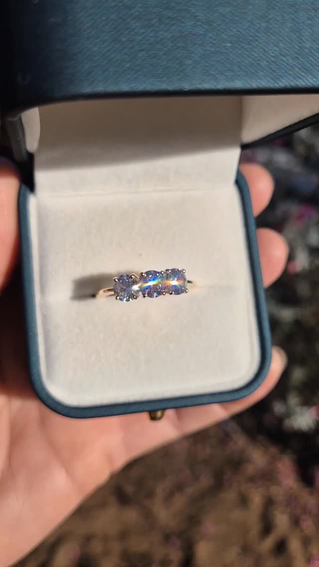 Happy Birthday to a beautiful lady💕
This stunning trilogy ring featuring three round brilliant cut diamonds was custom made for a very special birthday. Look at that sparkle ✨️ a well deserved 70th prezzie.
What would you have made for your birthday?
#tayhadesigns #trilogyring #handmadejewellery #australianmade #midwestjeweller #diamonds