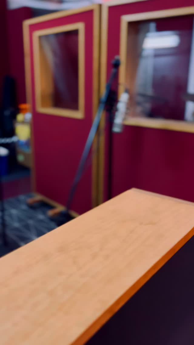 Grabando las bases del próximo trabajo de @stonenipples_oficial. Hard Rock perfectamente engrasado y directo a la mandíbula #liverecording #studiorecording #recordingroom #hårdrock