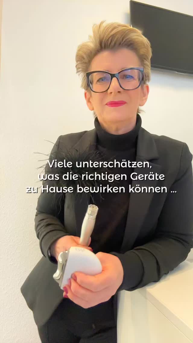 Viele unterschätzen, wieviel man mit den richtigen Home-Beauty-Geräten wirklich erreichen kann ✨
Ob Straffung, Glow oder verfeinerte Poren - die Technik dahinter macht einen riesen Unterschied. Und genau deswegen habe ich beide Sets diese Woche für euch kombiniert: Gerät + Wirkstoff = sichtbare Ergebnisse.
Die beiden Sets habe ich heute Morgen bereits in der Story gezeigt - und morgen gehen wir nochmal tiefer in die Unterschiede 🤍
Die Black Week 🖤 läuft nur bis Freitag.
Bei Fragen: einfach schreiben 💬
___
#blackweek #homebeauty #skincaredevices #care4you #skincareroutine #antiaging #glowskin #blackweekdeals #beautytech #kosmetikduisburg