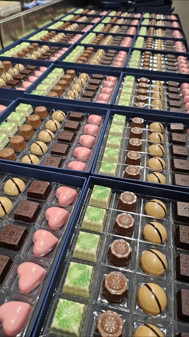 These are flying off the shelves faster than we can make them! Trying to keep up with demand. Our team is producing at full throttle. 😀 #billnäschocolate #billnäsinruukki #billnäsbruk #billnassuklaa #isoomena #ainoatapiola #visitraasepori #fiskarsvillage #tuomaanmarkkinat