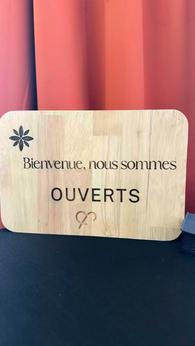 ✨ 01 - 12 - 2025 - Inauguration de notre atelier @sweet_and_salted ! ✨
Quelle journée nous avons passé ensemble, avec une belle anecdote encore une fois, mais toujours bien entourés ! 🫶🏽
Alors un premier merci ! Merci surtout à @marion__bertrand qui est là depuis 1999, mais surtout depuis les tous débuts à Londres… Merci d’être cette amie, soeur, marraine & d’avoir été là pour notre inauguration symbolique. 💗
Merci aux équipes de la @villedebourges pour le soutien depuis le 17/09/2021, car même si on n’était même pas encore arrivé à Bourges merci @wassila_roi & @yanngalut2 d’avoir vendu la ville à @chef_jordan_antoine & d’avoir été le point de départ de cette aventure berruyère… puis à toutes les personnes qui ont permis que tout se déroule ( à peu près ) parfaitement @h_lefelle @olicab ... 🙏🏾
Merci à l’ @agglobourges Jérôme, Laurent… pour les nombreux contacts & l’aide à l’implantation commerciale. 🤗
Merci à la @regioncentre_valdeloire & surtout à Blandine pour le soutien & l’aide pour le fond de proximité dont on a bénéficié. 🤩
Merci à @jimmo_brotons d’avoir trouvé & pensé à ce local pour nous alors qu’on était dans une visite de notre 33° local commercial… 😅
& merci aux agents immobiliers / propriétaires d’avoir essayé de nous trouver notre atelier de rêve. 🏠
Merci Cathy, de nous avoir laissé les clés de ton cocon, plein de souvenirs et d’histoires… 📖
Merci à @egee_cher & Yves pour tous les bons conseils, l’aide précieuse du tout début. 😍
À @comptafrance & surtout Denis pour sa patience, ses prévisionnels, ses conseils précieux pour les nombreux locaux où l’on se projetait, & Brice qui gère aujourd’hui nos finances.📈
Merci au @creditmutuel Antoine & Julien de nous avoir suivi dans ce projet & aux autres banques qui ne nous ont pas suivi mais qui ont été un soutien & qu’on a toujours plaisir à retrouver. 🏦
Merci à @franceactive_cvl ou JenniferActive pour la garanti de notre prêt. 💪🏽
Merci @initiativecher , Danielle pour l’obtention du prêt à taux 0 dont on a aussi bénéficié. 🥰
- Suite en commentaire -
