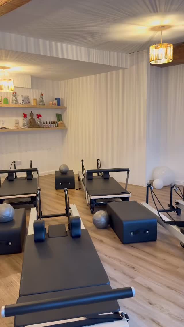 Christmas has come early at our Sandwich studio, Santa brought us some beautiful new @align_pilates_hq reformers and we love them!!
Thanks Santa 🎅! Make sure you upload your receipt for Natalie & Sam @myquarterlyaccountant 😂
Why wait until January to try out new reformers….we are running classes over the Christmas period so you can keep your routine 🙌🏽
New timetable coming for January too 🤍
#reformer #reformerpilates #reformerstudio #kent #sandwichkent #healthandfitness #wellness