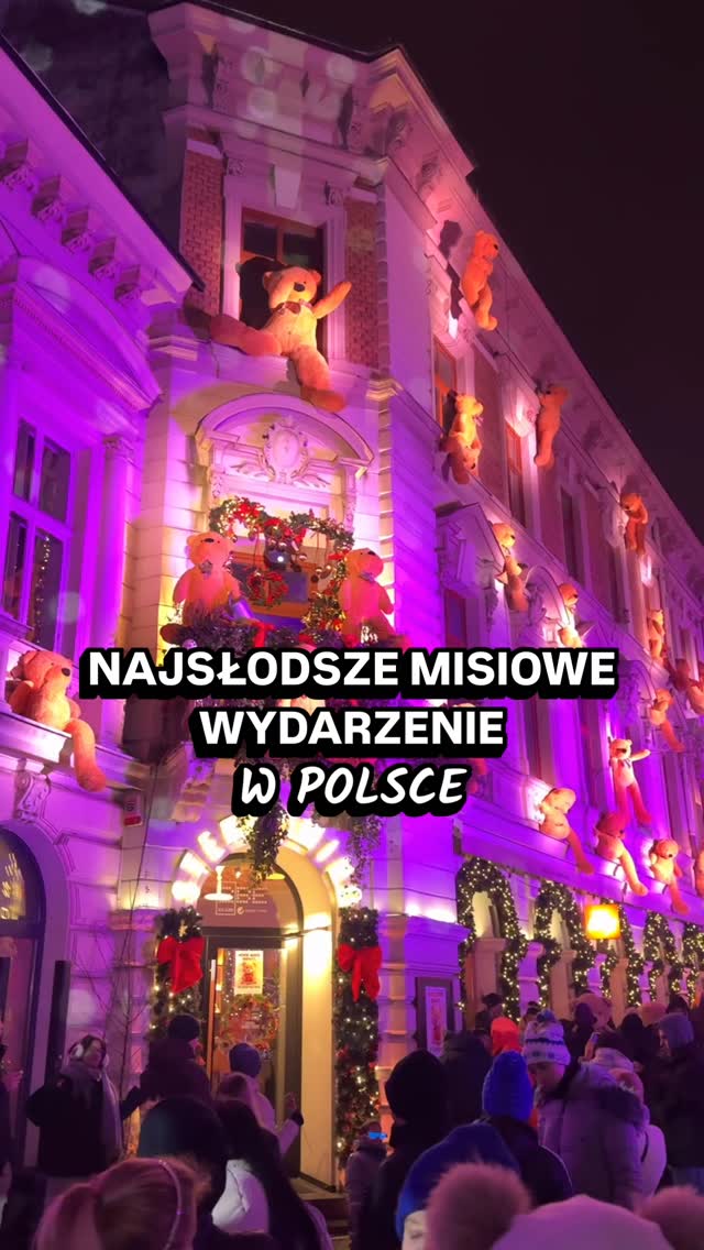 🧸✨ Najsłodsze misiowe wydarzenie w Polsce?
To oczywiście #chceMisie! 💛
29 listopada 2025 Bielsko-Biała po raz kolejny zamieniła się w prawdziwą bajkową krainę pluszowych misiów!
🎆 świetlne iluminacje
🏛 mapping 3D na kamienicach
🎧 DJ-skie sety
🎷 koncert saksofonowy
❄️ lodowe rzeźby
📸 zdjęcia z gigantycznymi misiami
A co najlepsze? 👉 Wstęp na wydarzenie jest całkowicie darmowy!
Trzeba się jednak przygotować na tłumy. Tą magia naprawdę przyciąga 😍
Jeśli w tym roku Cię nie było…
📍 zapisz to miejsce i koniecznie wpadaj za rok!
Bo taka misiowa magia zdarza się tylko raz w roku 🧸✨
#chcemisie #dzieńpluszowegomisia #bielskobiala #bielskobiała #świątecznewydarzenia #rodzinneatrakcje #magiaświąt #iluminacje #mapping3d #weekendwpolsce #ciekawemiejsca #podróże #chcemisieempatii #podróże #gdzienaweekend