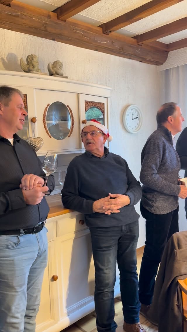 WEIHNACHTSFEIER ⭐️
Was für ein schöner Teamausflug! 🧡
Danke an das Weingut @braunewell1655 & an dich lieber @stefanbraunewell für die tolle Weinprobe und die spannende Weingutsführung - wir haben es sehr genossen! 🍾🫶🏼
#weihnachtsfeier #weihnachten #team #teamausflug #danke #lorenzundsoehne #bestesteam #tollerabend #weinlandnahe #braunewell