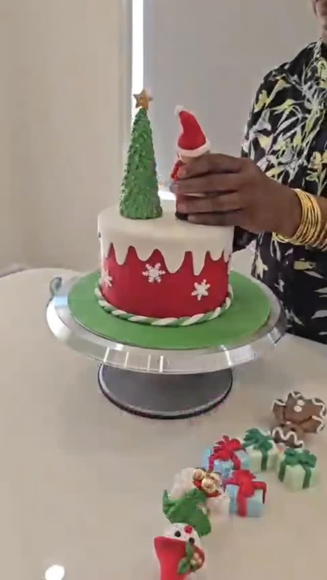 Most wonderful time of the year !!
Custom cake topper @kiyyasconfectionaries