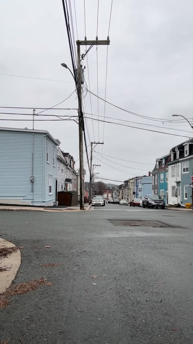 I made a new wool jacket for my rotation using the #haydencoat pattern by @vikisews !
How does this compare to the checkered one from 2 years ago? Don’t worry she’s not going anywhere either…