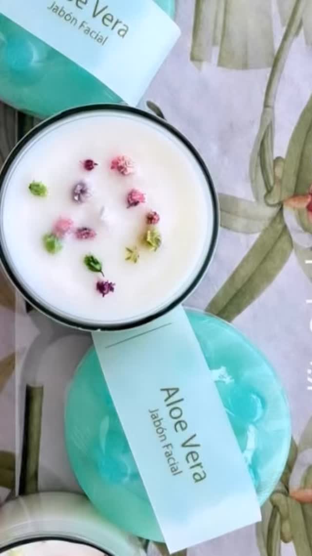 Kit Serenidad
Este kit combina una vela aromática, que envuelve el ambiente con una luz suave y una fragancia reconfortante, con un jabón facial de aloe vera y aceite esencial de sándalo, creado para limpiar la piel con delicadeza y dejarla hidratada y fresca 🌸☘️#kitsderegalo #kitscosmeticanatural #jabonesartesanales #velasdecorativas #velasaromaticas #navidad2025 #regalosespeciales❤️️