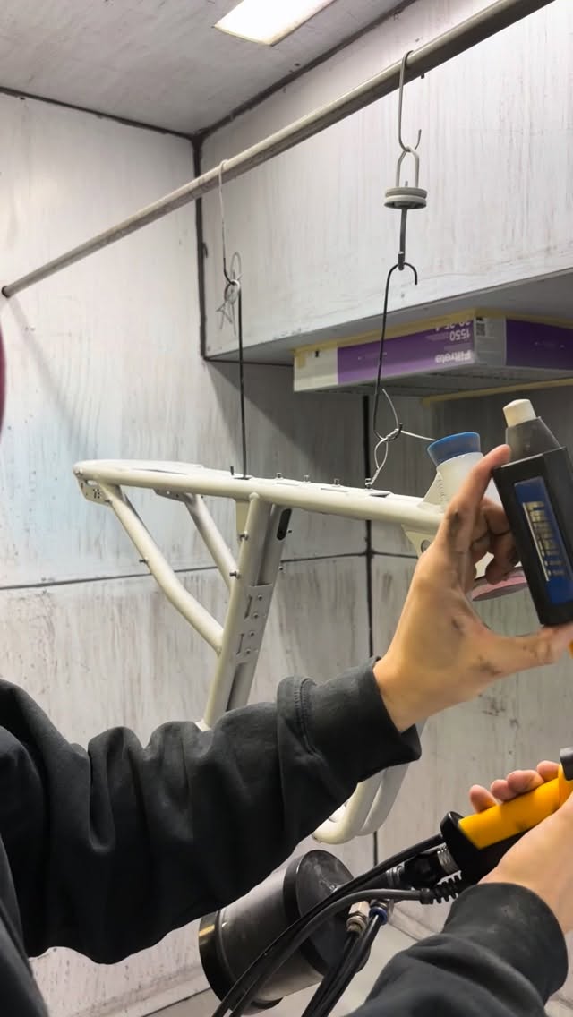 Super 73 frame refinished in gloss black and covered in peacock sapphire🫠
#palmerspowders
#prismaticpowders
#lumaiii
#coatingsbycoates
#hightempmaskingsupply
#custompowdercoating