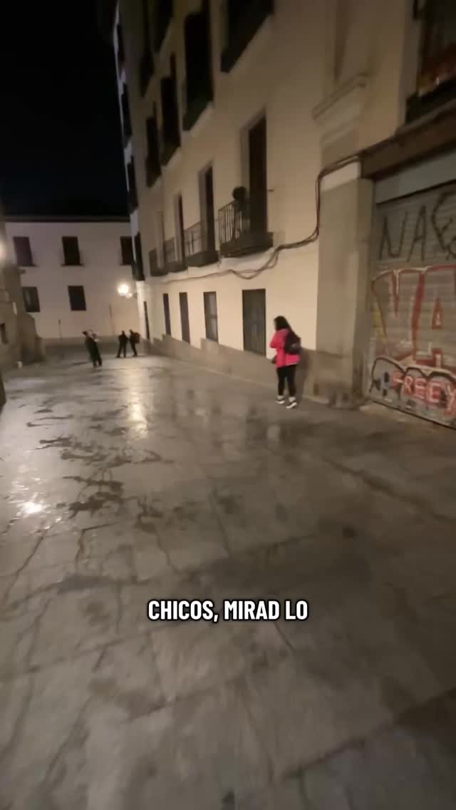 El otro día salimos a la calle con una misión: reinterpretar a Helmut Newton en plena noche madrileña.
Retrato, actitud, sombras duras y ese punto teatral que tanto marca su estilo.
Y lo mejor: cada alumno llegó cargado con litros de agua.
¿Por qué? Para empapar el asfalto y conseguir ese brillo espectacular que vemos en tantas fotos y películas. Una simple capa de agua y la ciudad cambia por completo: refleja, multiplica la luz y convierte una calle cualquiera en un set de rodaje.
Estupenda nuestra modelo @goyidh de @sixmanagement.es
#tipsdefotografia #fotoscreativas #clasesdefotografia #shooting #tutorialfotografia #cursodefotografia