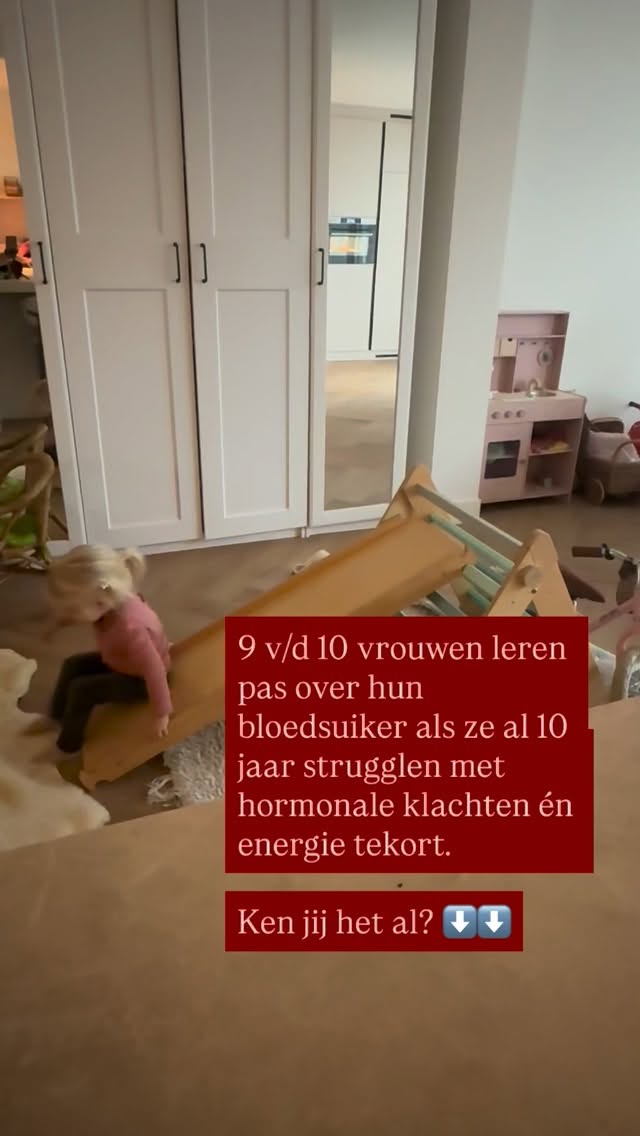 Kennis over je bloedsuikerspiegel had ik liever al op de basisschool geleerd.
Want de impact ervan is enorm;
⚡ Je focus
⚡ Je energieniveau
⚡ Je hormonen (vruchtbaarheid, metabolisme en stressgevoel)
⚡ Je slaap
⚡ Je hongergevoel & cravings
⚡ Je menstruatie
⚡ Je vermogen om vet te verbranden
Je bloedsuiker reageert niet alleen op suiker.
Maar óók op te veel/ te weinig eiwitten, stress, beweging, intoleranties, slaap en ontstekingen.
Het bepaalt letterlijk hoe jij je voelt na elke maaltijd.
Wil je een snelle, gratis spoedcursus bloedsuiker zodat je eindelijk snapt waar jouw dipjes, cravings of energietekort vandaan komen?
👇 Reageer hieronder met “bloedsuiker”
Dan stuur ik hem gratis naar je DM.