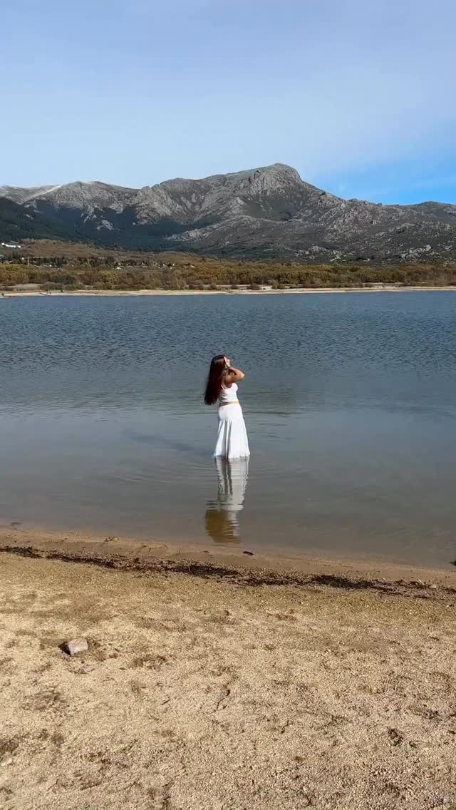 Ayer estuvimos fotografiando en el embalse de Navacerrada… a 0 grados.
Y aun así, nuestra modelo —por decisión propia, no obligada, por supuesto jaja— aceptó meterse en el agua al final de la sesión. El resultado: una imagen preciosa, una integración perfecta entre el cuerpo y el paisaje.
La vestimos de blanco para crear un contraste con el entorno, y funcionó de maravilla.
Y además, aprovechamos un truquito de dirección de modelo que suelo enseñar en mis clases: cuando trabajamos con modelos, pequeñas dinámicas pueden desbloquear poses más naturales.
En este caso, le pedí que simulara que se estaba duchando bajo el agua del lago.
Ese simple gesto hizo que todo fluyera: movimientos orgánicos, expresiones espontáneas y una naturalidad que difícilmente se consigue con poses demasiado estudiadas.
A veces, lo más sencillo es lo que abre la puerta a la magia.
Gracias @blonnddiiee_
#tipsdefotografia #clasesdefotografia #fotoscreativas #tutorialfotografia #cursodefotografia