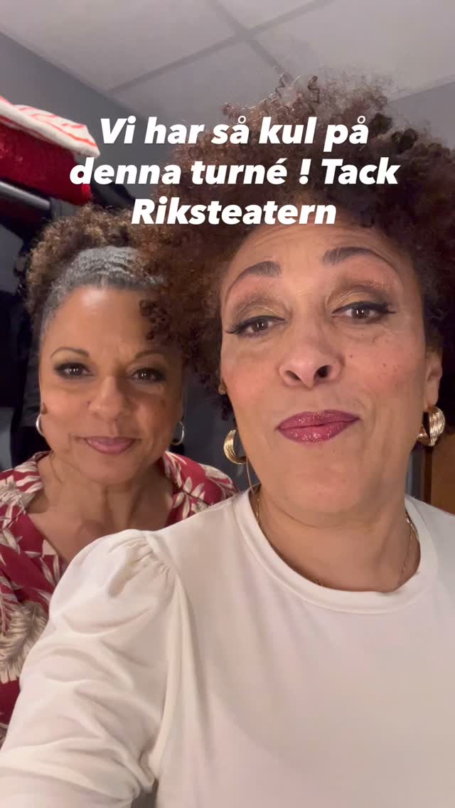 These precious days! 🙏🏽
Vi känner oss så välsignade att få njuta av dessa sista föreställningar! Tack @riksteatern !
Att stå på scenen och få berätta berättelser med ett gäng starka kvinnor och dessutom sjunga och dansa med dem är inget annat än ett privilegium!
Tack @viviancardinalofficial @kayoshekoni @blossomtainton och @gladysdelpilar
Tänk vi gjorde det igen!
Det här gör vi om om 10 år! 💪🏽😂🥳💋♥️
#busbedårandeunderstress #riksteatern #turné