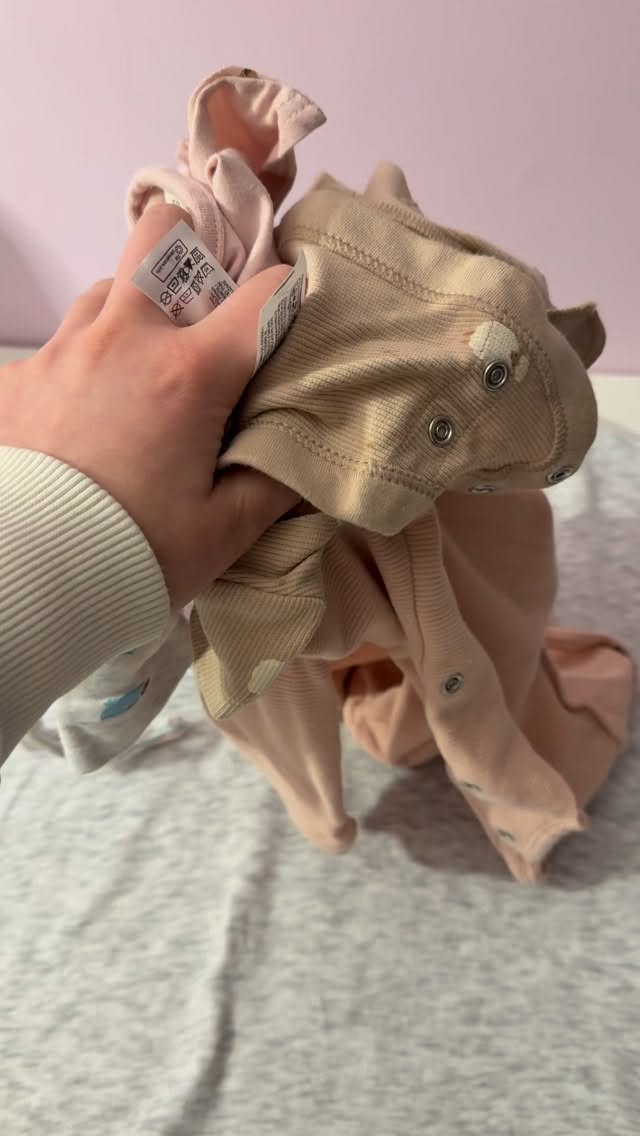 Een stukje van jouw kleintje altijd dichtbij ✨
Deze Mama-trui is geborduurd met stof uit de kleding van de baby. Een liefdevolle herinnering om voor altijd te koesteren.
Binnenkort verkrijgbaar via de webshop
#mamatrui #herinneringstrui #fleurigenfijn