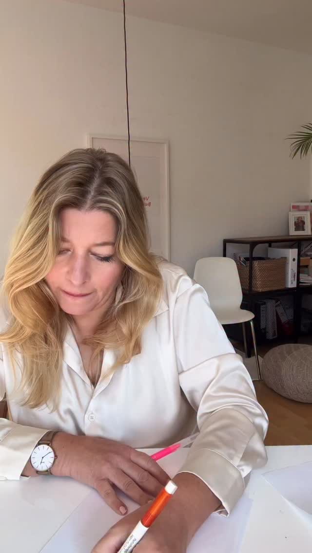 Wer andere mit seinem Business inspirieren will,
muss sich selbst immer wieder Raum für neue Ideen geben. 💭
Manchmal hilft kein weiterer To-do-Listen-Check,
sondern ein Perspektivwechsel.
Rausgehen. Durchatmen. Beobachten.
Zwischen Natur, Stadt und Kaffee entstehen oft die besten Gedanken –
nicht, weil man sie erzwingt,
sondern weil man sie lässt.
Das ist mein Creative Reset –
mein Weg, um wieder klarzusehen,
und neue Impulse für meine Kund:innen und Projekte zu finden.
Denn: Alles beginnt mit einer Idee. 💡
👉🏻Wenn du Inspiration für dein Business haben willst, dann arbeite mit mir. Vereinbare dafür dein kostenloses Erstgespräch.
#Inspiration #Marketingberatung #Kreativität #Innovation #Selbständigkeit #PotsdamVibes #Strategie #CreativeReset #Initialzünder #Lieblingsbusiness