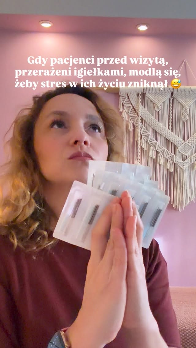 Nie ma tak dobrze. 😅
To właśnie igiełki są jednym z najpotężniejszych narzędzi, które pomagają uwolnić napięcie, puścić stres i przywrócić przepływ tam, gdzie energia utknęła.
Przerażenie przed igłami jest normalne — a jednak 90% osób po pierwszej sesji mówi:
„Ojej… to naprawdę nic nie boli?”
A jeśli strach przed igiełkami jest czymś, czego nie jesteś w stanie przełamać — spokojnie.
Możemy działać samymi ziołami, które pięknie wspierają hormony, cykl, płodność, trawienie i emocje.
Zwykle łączę je z akupunkturą, ale solo też potrafią zdziałać naprawdę dużo. 🌿
Zaopiekuj się sobą w Bertha Holistic.
Umów się na wizytę przez Booksy.