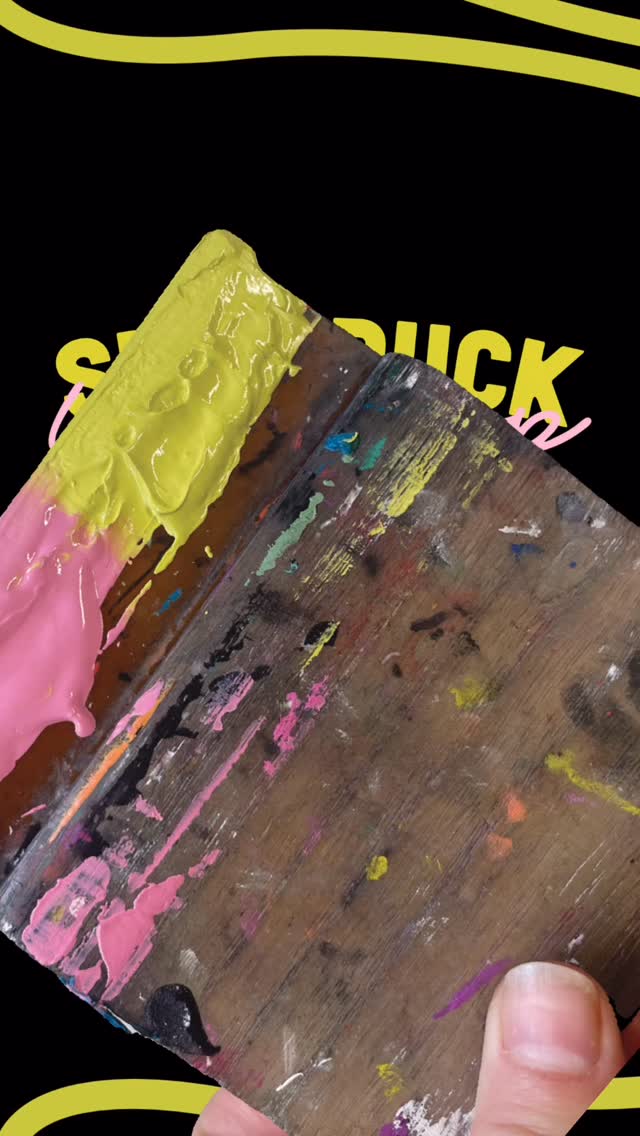 Ich war mal wieder außerhalb des Hauptquartiers in heimlicher Mission auf einem KinderGeburtstag und hatte sehr viel Spaß mit 9 wilden Hühnern 🧡
Diesmal hab ich die Geburtstags-Runde zu Hause überrascht und bin mit meinem Koffer quer durch Jena gedüst. Es wurden T-Shirts, Brustbeutel und Anhänger bunt gestaltet🥳
Die Couch und die umliegenden Polsterstühle sind dabei zum Glück nicht in Mitleidenschaft gezogen worden und alles hat wie immer wunderbar geklappt. Alle Kinder waren ganz glücklich und konnten stolz ihre Ergebnisse mit nach Hause nehmen 🧡✨
|
#kindergeburtstag #jenamitkind #räuberkind #jenaparadies #kinderbeschäftigung #kreativitätverbindet