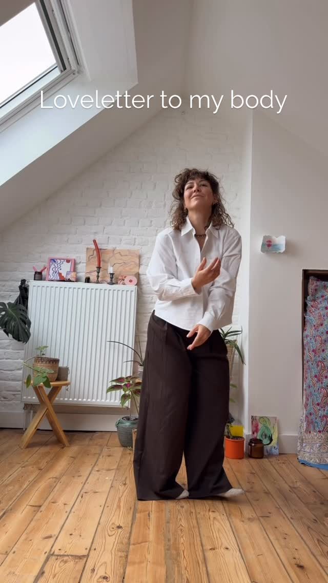 Today I wrote a love letter.
A love letter to the body I tore down for years.
The body I called too small, too big, too strong, too wrong.
The body I kept comparing to every impossible picture out there.
And still…
this body showed up for me.
Through sickness. Through loss. Through depression. Through burnout. Through trauma.
Through every moment I thought I couldn’t keep going.
It carried me into my work, my purpose.
Across the world.
Into memories and people who changed me forever.
So today I’m done talking shit about it.
Today I choose respect.
Today I choose gratitude.
Today I choose to treat this body like it’s on my team — because it always has been.
And maybe this is your reminder to do the same.
Your body has carried you through more than anyone sees.
Give it love today. Write a letter. Show real love.
#selfcare #movement #gratitude #holisticcoaching #nervoussystemhealing