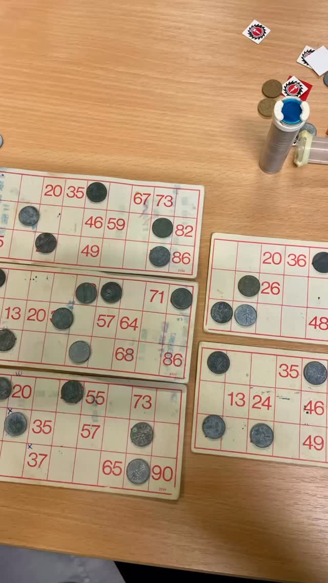 DER BLEV RÅBT ‘BANKOOOOO’ RIGTIG MANGE GANGE og rigtig mange steder i går aftes, da vi holdt julehygge-bankoaften på skolen 🙋♂️🙋🏻♀️🙋🏻😍
Der var mange glade vindere, da 4. klasses forældre havde stablet et FLOT arrangement på benene 😃 og sørget for en masse flotte præmier - doneret til os (og dermed @sosbornebyerne, som får hele overskuddet 💙) af elevernes forældre, byens virksomheder og butikker 🎁🎁
Som sædvanlig var der kæmpe opbakning fra både de yngste og de ældste elever, masser af forældre, lærere og øvrige ansatte. Kæmpe TAK til alle for det - vi elsker at se fællesskabet udfolde sig i fuldt flor 🙏🥰
Ud over banko-traditionen nød vi også børnediskoteket, kageboden og skønssangen fra de fineste, små nissesangere 🎶🧑🎄
Årets julehygge-bankoaften har nu skudt juletiden godt i gang her på skolen - så nu glæder vi os til at jule max igennem de næste mange uger 😃
Sammen ❤️🎄⭐️
#Julehygge #Julebanko #Banko #Bankoaften #4klasse #Jul #Fællesskab #Friskoleliv #Friskole #HerningFriskole #EtGodtStedAtLæreVæreOgVokse