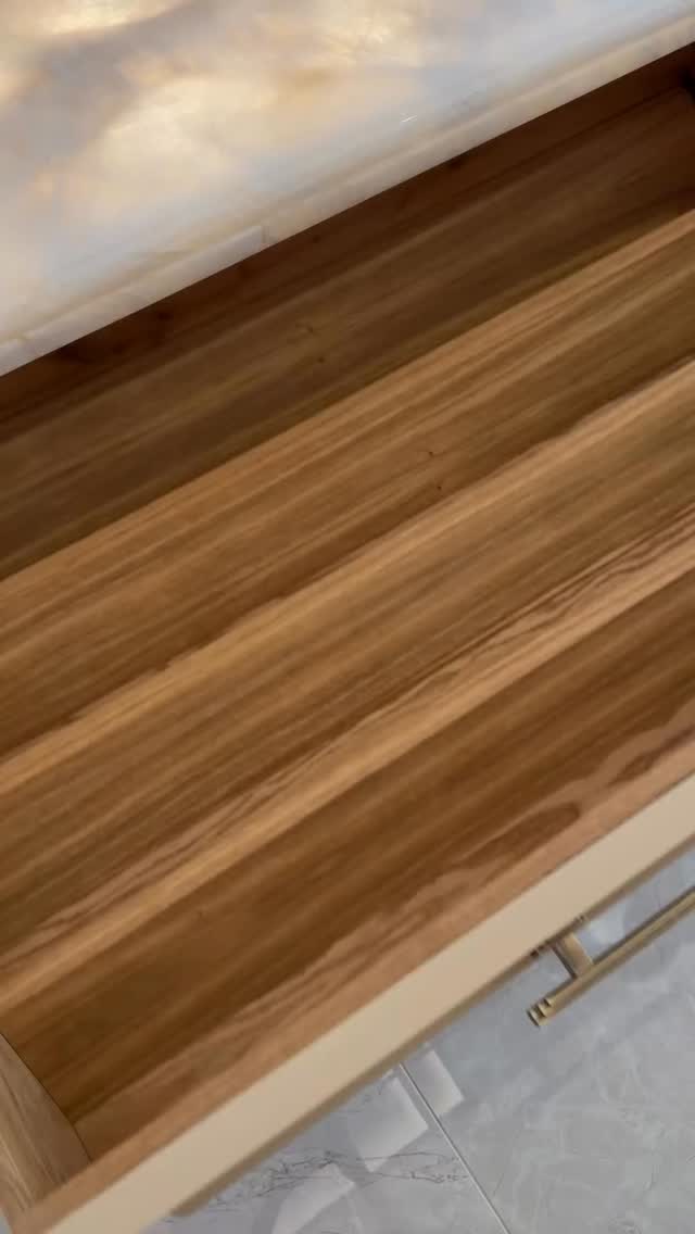 From blank to beautiful ✨
@sortersisters giving our gold arched labels their moment — the soft shine against those jars is just perfection.
#HomeOrganisation #PrettyStorage #GoldDetails #KitchenInspo #PrintTailors