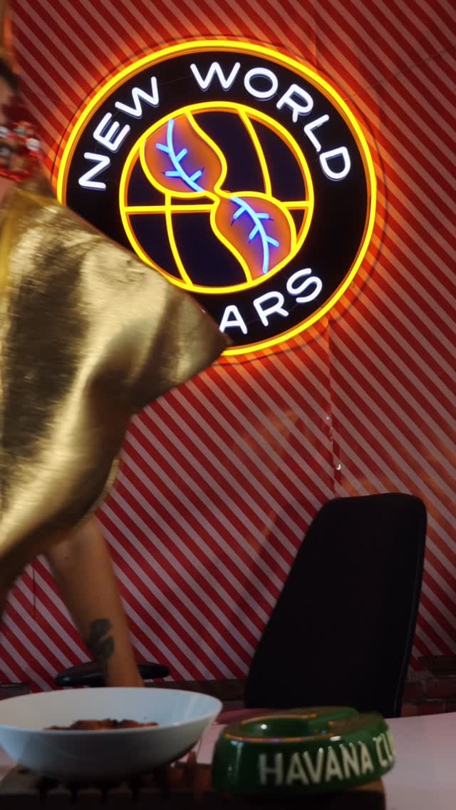 TOR ADVENT CALENDAR DAY 12 ⭐️❄️🎄
Pairing the @olivacigar Serie O with pigs in blankets 😛
Definitely a festive pairing because we can’t recall seeing pigs in blankets at any other time of the year!
#toradventcalendar #olivacigars