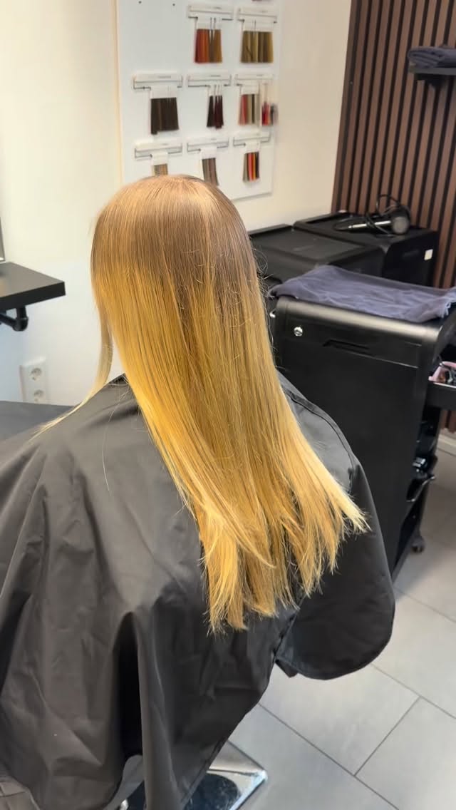 ✨ Soft Blonde Refresh von Lisa ✨
Lisas Kundin wollte einen weicheren Übergang und ein frisches, helleres Blond – ohne den Ansatz komplett aufzuhellen.
Dafür hat Lisa feine Babylights gesetzt und zusätzlich Strähnen für einen soften Übergang, die bewusst nicht bis zum Ansatz gearbeitet wurden.
Vorne sorgt ein sanftes Face Framing für mehr Helligkeit in der Gesichtskontur.
Zum Abschluss gab’s einen fresh cut und soft waves, die den Look perfekt abrunden ✨
#balayage
#babylights
#faceframing
#softblonde
#blondehair
#hairtransformation
#hairstylist
#hairgoals
#freshblonde
#softwaves
#blondemakeover
#salonlife
#hairinspiration
#hairlove
#glowup
@haarverlaengerungoldenburg