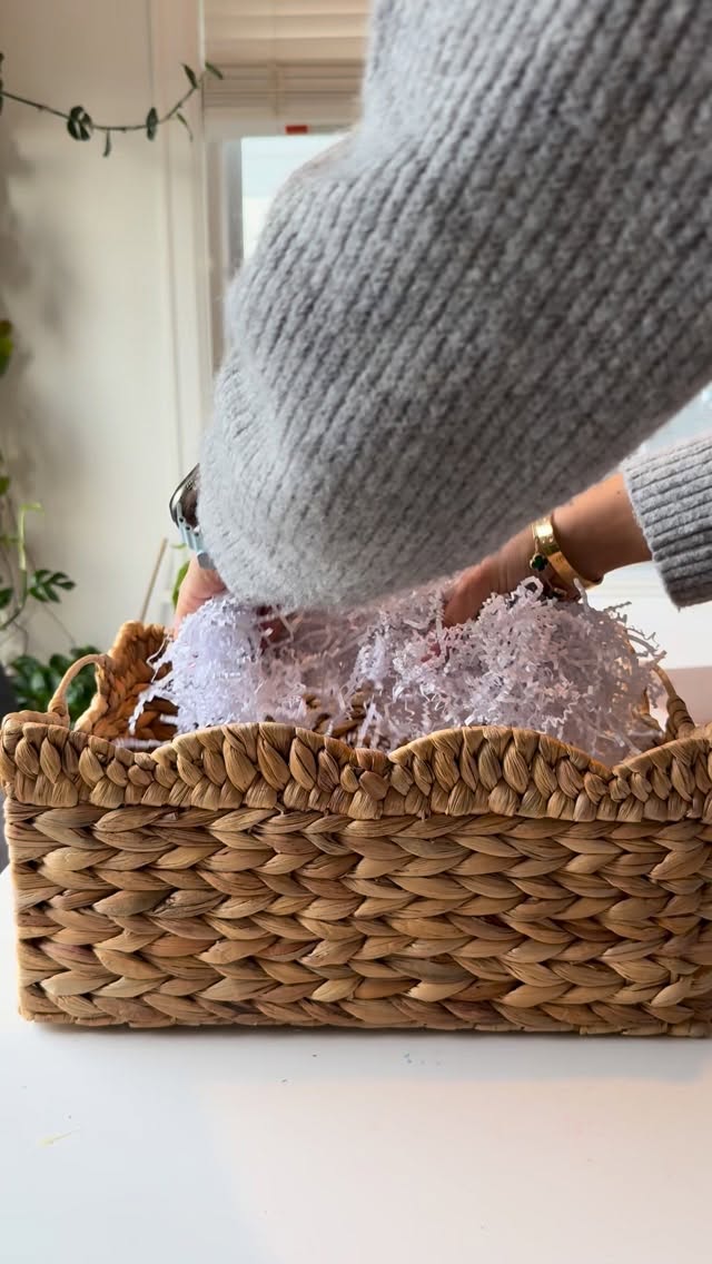 Nothing makes me happier than handing over keys and a little thank-you gift.
#seattle #seattlelife #seattlerealestate #closingday #closingtime #closinggift