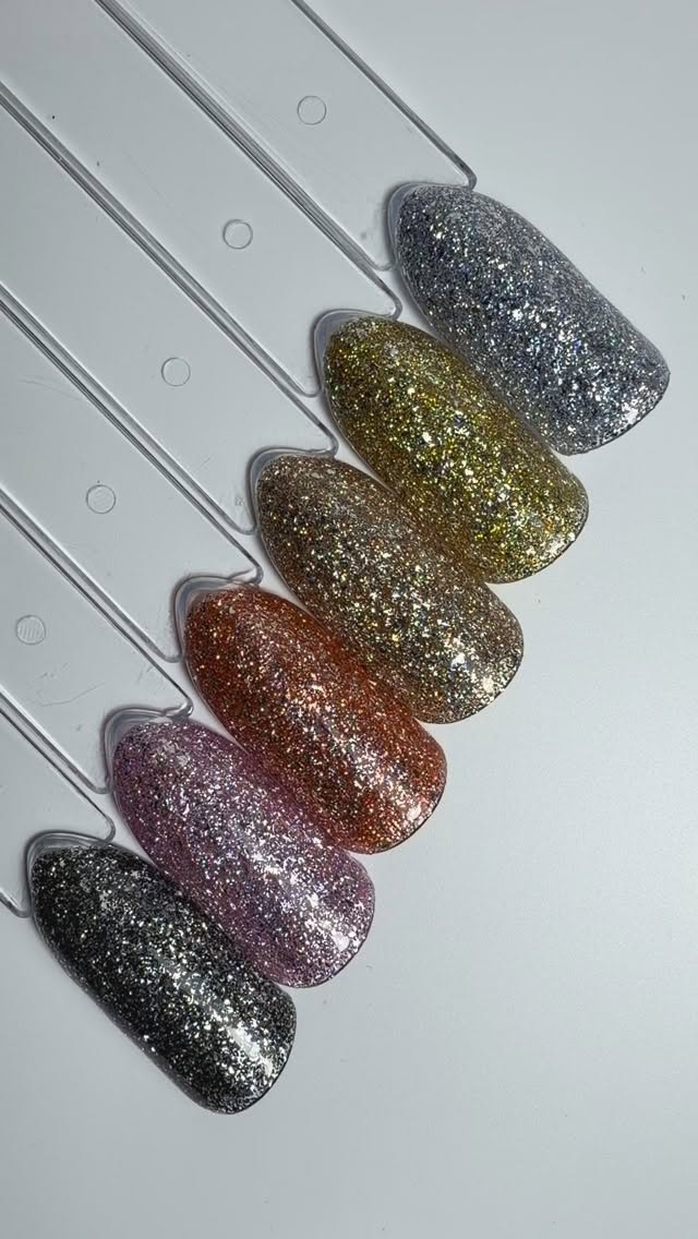 🚨 SPOIL CALENDRIER
Nous vous dévoilons ce soir l'une des collections que vous retrouverez dans le calendrier 𝟮𝟱' 𝗘𝗱𝗶𝘁𝗶𝗼𝗻 et c'est la Collection 𝘿𝙞𝙨𝙘𝙤 𝙂𝙡𝙞𝙢𝙢𝙚𝙧 ✨
6 références de paillettes holographiques à texture moyenne, que vous pourrez utiliser en incrustation, en nail art ou encore en ongle entier.
Nous attendons avec hâte que vous receviez vos calendriers pour découvrir vos compositions avec cette collection exclusive ! 🤩