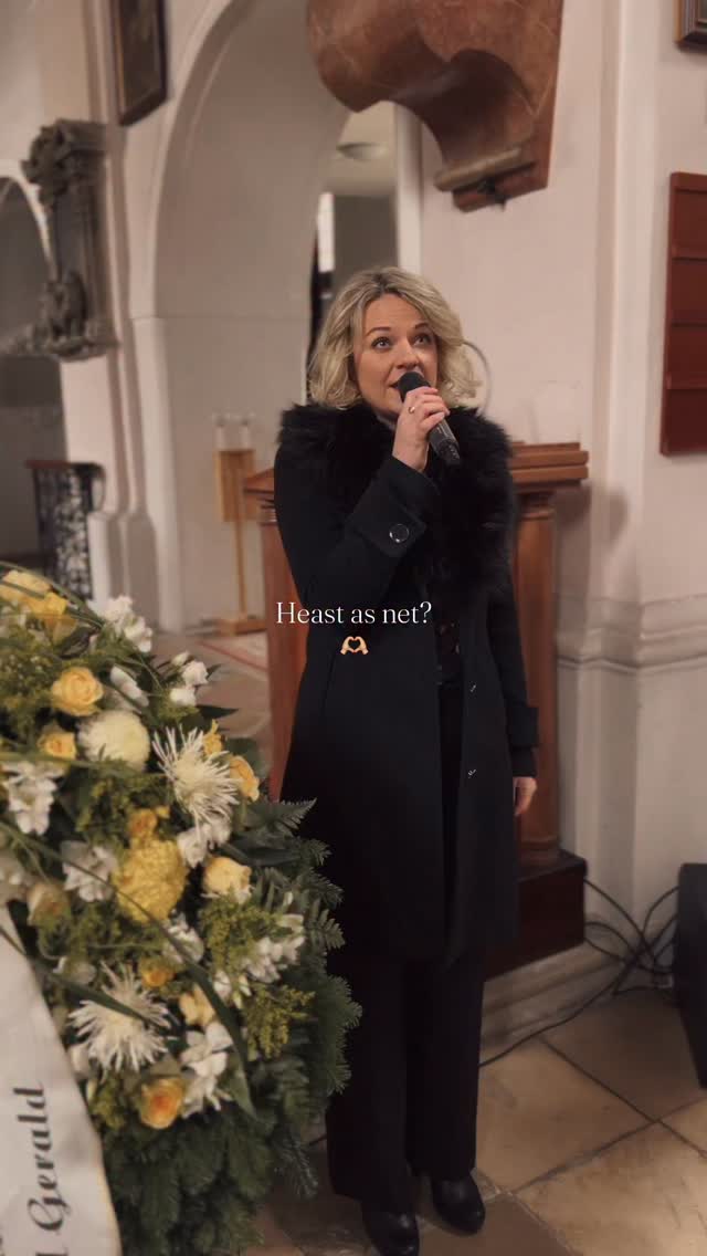 Die Momente vor einer Trauerfeier gehören für mich zu den stillsten überhaupt. In der Kirche ist alles vorbereitet, doch noch ist‘s ganz ruhig.
Diese Stille nutze ich für meinen Soundcheck- nicht laut, nur vorsichtig den Raum spüren. Es ist ein Moment, in dem ich ganz bei mir bin- und gleichzeitig ganz bei den Menschen, für die ich gleich singen darf 🖤
#heastasnet #wiediezeitvergeht #hubertvongoisern @hubert.von.goisern #musikausösterreich #mundart #cover #trauersängerin #beerdigung #abschied #abschiednehmen #begräbnis #trauerfeier #trauermusik
