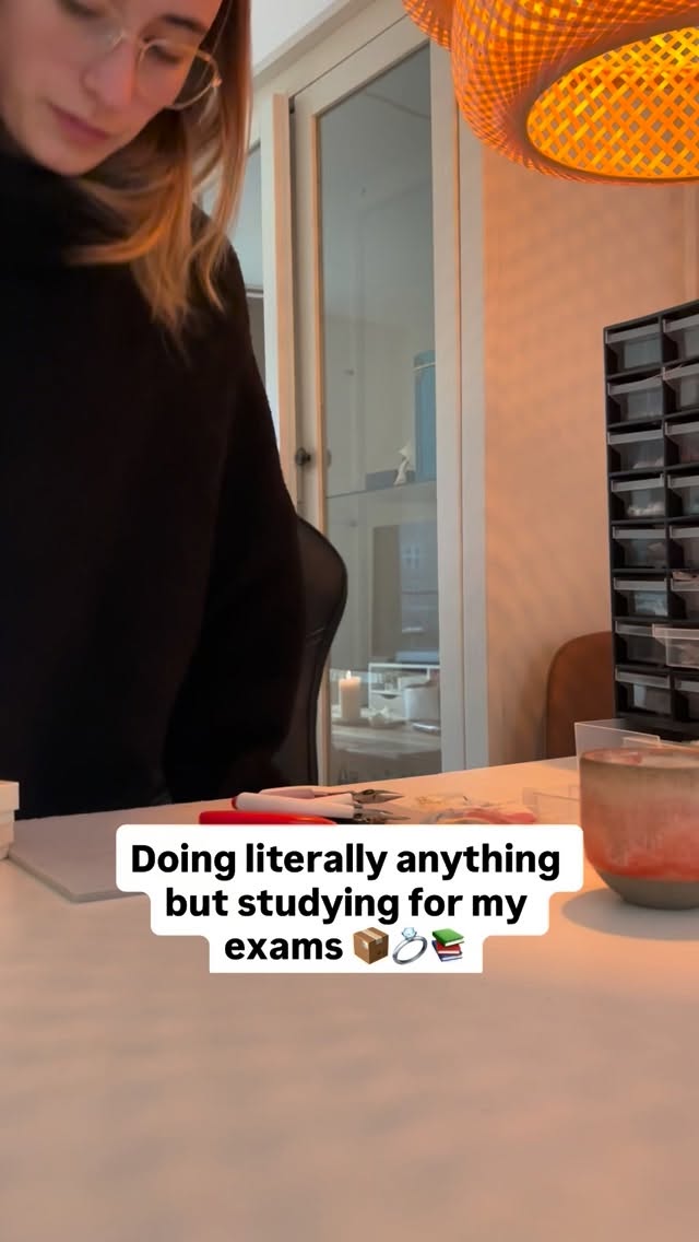 I’ve got a long list of procrastination tactics and getting your Christmas orders ready is top of that list 🤌🔥
#smykker #smallbusiness #handmade