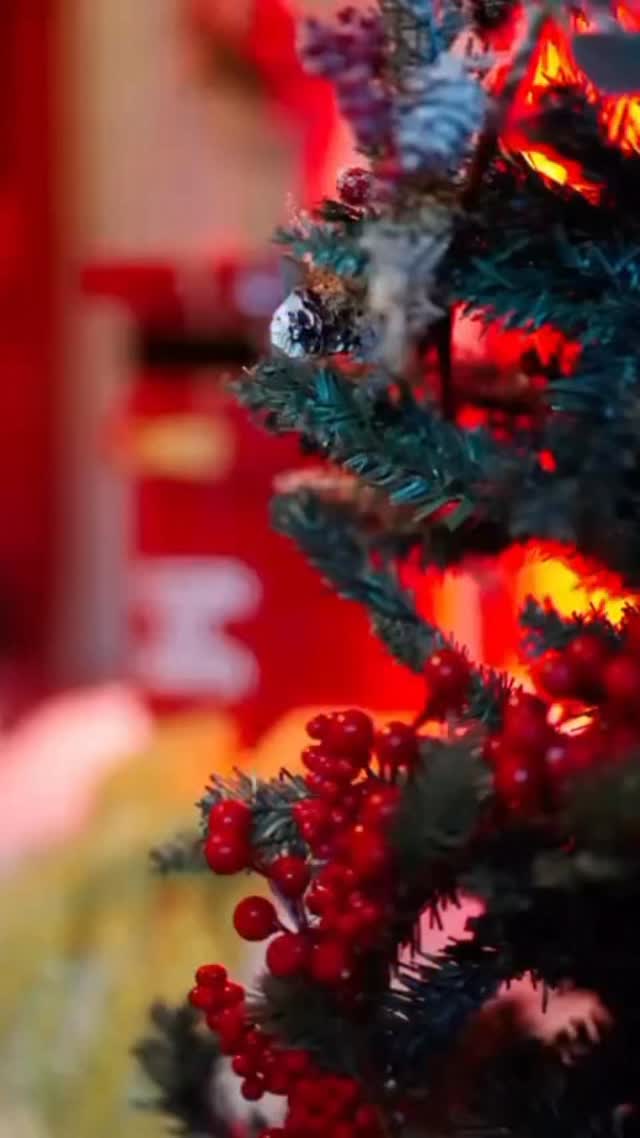 Christmas is nearly here 🎄🎅🏻
Join us with your little ones for an afternoon they won’t forget!❤️ The big guy is heading to The Rose & Crown Brentwood!! To book call 01277 410805 ☎️