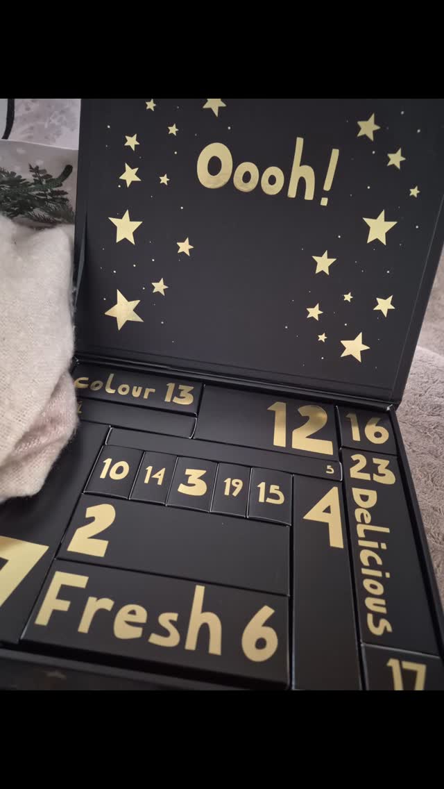 I've never had a beauty advent calendar before or similar- but very lucky to have been gifted one this year as a lovely, unexpected thought from a relative.
I was so pleased to see it was @marksandspencer x @bella_freud though!
Day 1 scent - my fave! ❤️