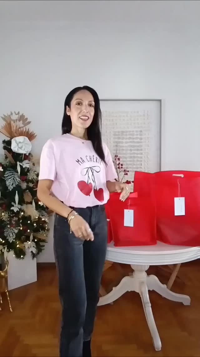 Τα πρώτα Χριστούγεννα της VOMA έχουν έρθει για να σε ενθουσιάσουν με τα 4 χριστουγεννιάτικα SANTA BAGS ✨#santaclaus🎅 #voma #christmas #presentmoment