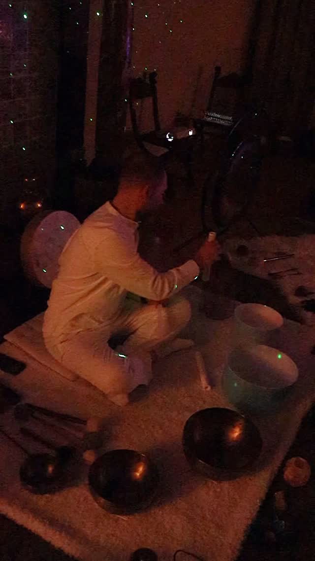 You can find me at the Embassy this Wednesday playing the Alchemy Crystal bowls 🔮✨🎶
There is an amazing new exhibition by @joostelffersbooks which will be the background of our next Sound bath at the @embassyofthefreemind
Come and experience the magic yourself!
Wednesday 26 November 19:30-21:00
Tickets via link in bio
#SoundJourney #soundbath #Alchemybowls #WellnessAmsterdam