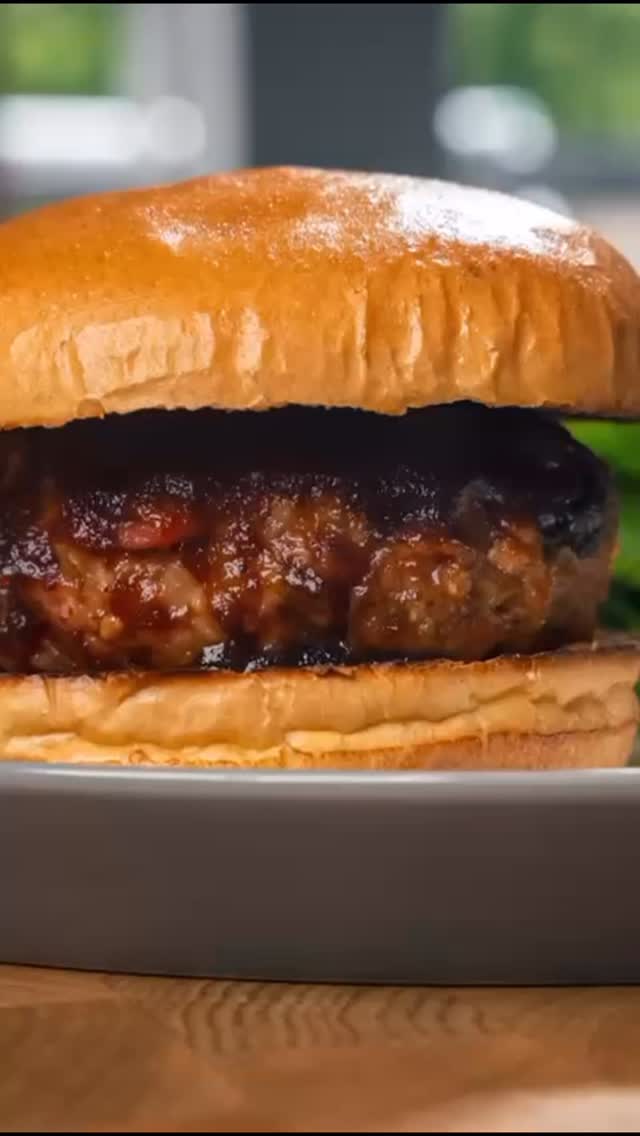 Christmas is just days away and your social diary might be packed. OR, you might be craving some quieter cozy evenings in the run up to the big day.
If you’re staying in this weekend, check out this festive, protein packed recipe from Satiate’s Head Chef and Recipe Developer Catherine Allard. Spoiler alert, this will become a new Christmas tradition.
Festive Turkey Buger wirth Cranberry Glaze
544 KCALS
56g Protein
15g Fat
47g Carbs
100% delicious!
INGREDIENTS
125g turkey mince (7% fat)
10g dried stuffing mix
1 bacon medallion - chopped
1 small shallot - finely diced
1 tsp dijon mustard
1brioche burger bun
Salt & pepper to taste
Low calorie spray oil
50ml chicken stock
20g cranberry sauce
INSTRUCTIONS
Make the burger mix
In a bowl, combine the turkey mince, stuffing mix, chopped bacon, diced shallot, and Dijon mustard. Season with salt and pepper. Mix well with clean hands until fully combined.
Form the patty
Shape the mixture into one burger patty. Lightly spray a non-stick pan with oil.
Cook the burger
Cook the patty over medium heat for 5–6 minutes per side, or until golden brown and cooked through. Remove from the pan and set aside to rest.
Create the cranberry glaze
In the same pan, pour in the chicken stock and cranberry sauce. Stir gently until the sauce thickens and becomes glossy (about 2–3 minutes).
Assemble
Lightly toast the brioche bun. Place the turkey patty on the base, drizzle over the cranberry glaze, and top with the bun lid.
ENJOY!
Follow along for more delicious recipes designed for your weight maintenance journey, and find out more about the Satiate app via the link in our bio.
#GLP1community #weightmaintenance #protein #recipe #turkey