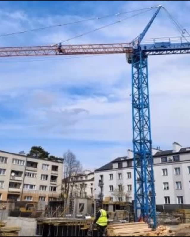Kilka zdjęć z różnych etapów budowy — tyle wystarczyło nam, by stworzyć dynamiczny timelapse pokazujący, jak krok po kroku powstają Tarasy Międzylesie.
Z dziennika budowy prowadzonego przez dewelopera ułożyliśmy opowieść o miejscu, które rośnie w oczach i z każdym miesiącem nabiera kształtu.
W ten sposób buduje się zaufanie wśród klientów. To prosty, a jednocześnie efektowny sposób, by pokazać drogę od fundamentów do gotowej inwestycji.
Chcesz przedstawić rozwój swojego projektu w podobny sposób? Napisz do nas