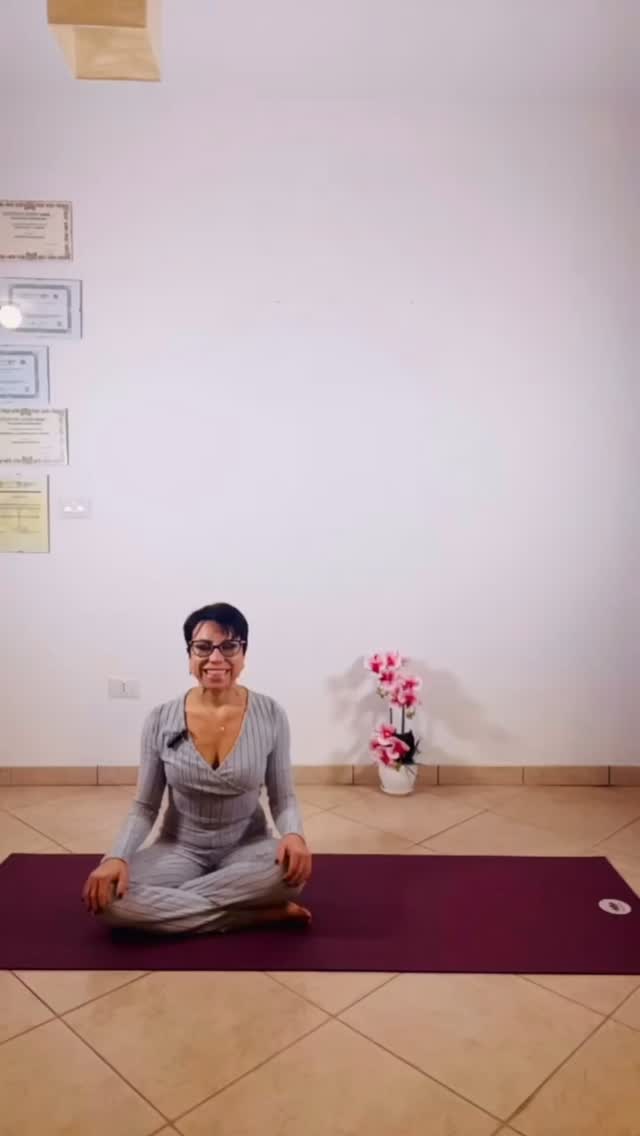 🌀 Spoiler: la tartaruga si è finalmente mossa!
🐢 La tartaruga 2: fuori dal letargo
Dopo il risveglio… è ora di muoversi! 😅
Questo esercizio di Kundalini Yoga ti aiuta a riattivare gli addominali e a risvegliare ancora di più l’energia del core 🔥
✨ Respira, muoviti e senti la tartaruga che prende vita!
👉 Il corso completo di Kundalini Yoga è nel link in bio
#KundaliniYoga #RisvegliaLaTartaruga #YogaAddominali #YogaReel #EnergiaInteriore #YogaLife #Consapevolezza #YogaFun #CoreAwakening #YogaJourney