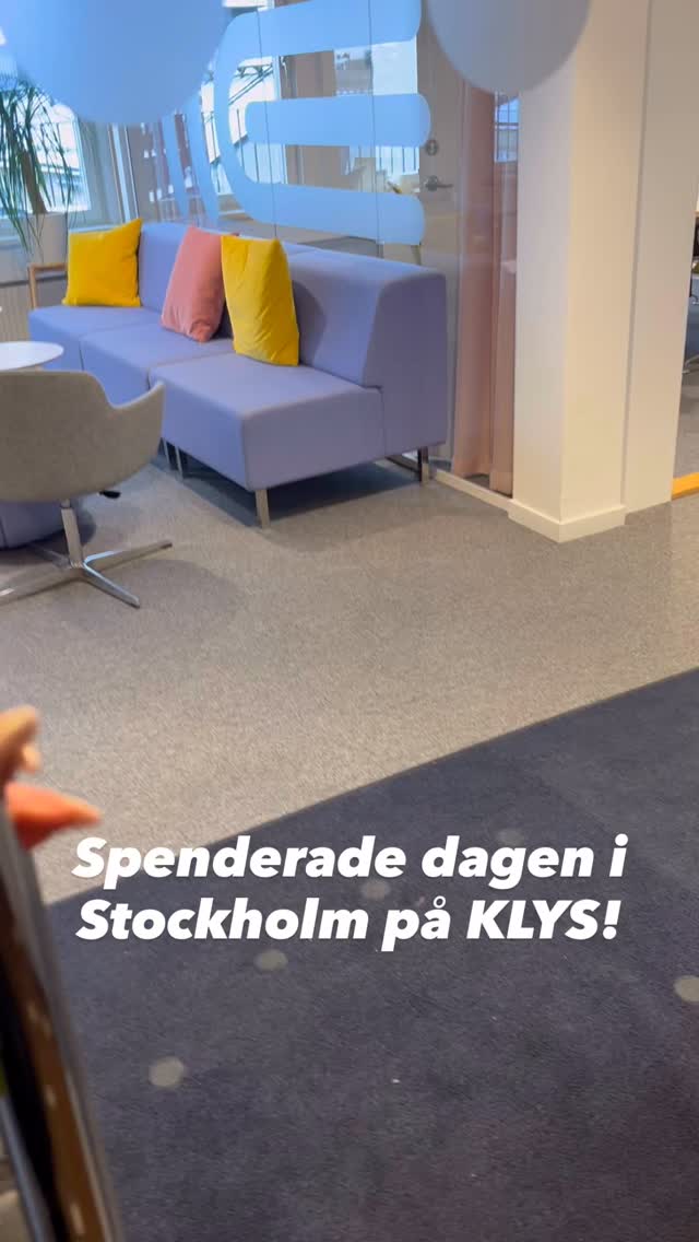 Igår var jag på kontoret på @klys59 och hade nämndsmöte.
Som vanligt ett roligt och stimulerande möte där vi får träffa alla våra medlems representanter och diskutera övergripande konstnärspolitiska frågor och berätta hur vi på KLYS arbetar för att förbättra villkoren för alla kulturskapare.
Sen hade vi författarsamtal med Martin Gelin @m_gelin om hans nya bok - Mjuk makt kultur och propaganda i den nya världsordningen.
Det är en så himla bra bok!!!
Den beskriver bla hur de länder som använt sig av kultur som ett strategiskt verktyg flyttat fram sina positioner märkbart i världen.
Och hur den bästa förutsättningen för detta är en starka demokrati.
Bästa exemplet? #sydkorea!#🇰🇷