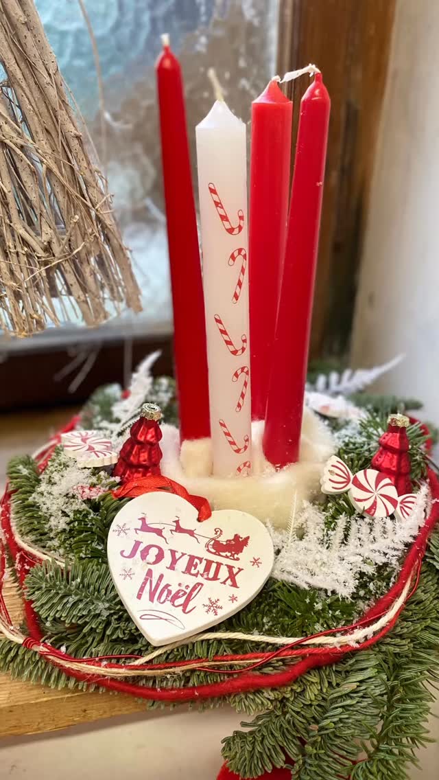 🌲✨ Les couronnes en sapin sont arrivées ! ✨🌲
La star de la saison fait son entrée en boutique : des couronnes en vrai sapin, fraîches, naturelles et parfaites pour créer une ambiance chaleureuse et authentique à la maison.
Chaque pièce est réalisée avec soin pour offrir un style unique, du plus traditionnel au plus moderne 🎄💚
Mais ce n’est pas tout…
👉 Ce week-end, ce sont nos Portes Ouvertes !
📅 Samedi : 9h – 17h
📅 Dimanche : 10h – 17h
🍷 Vin chaud
🍎 Jus de pomme chaud
🍪 Bredele pour la gourmandise
Une ambiance conviviale pour découvrir toutes nos créations et partager un moment chaleureux.
🌸 Et bonne nouvelle : il reste encore quelques places pour nos cours floraux !
N’attendez pas pour réserver 😉